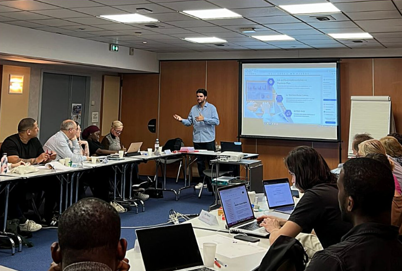 Ali Safraoui animant une formation entrepreneuriale à la CCI Paris Île-de-France